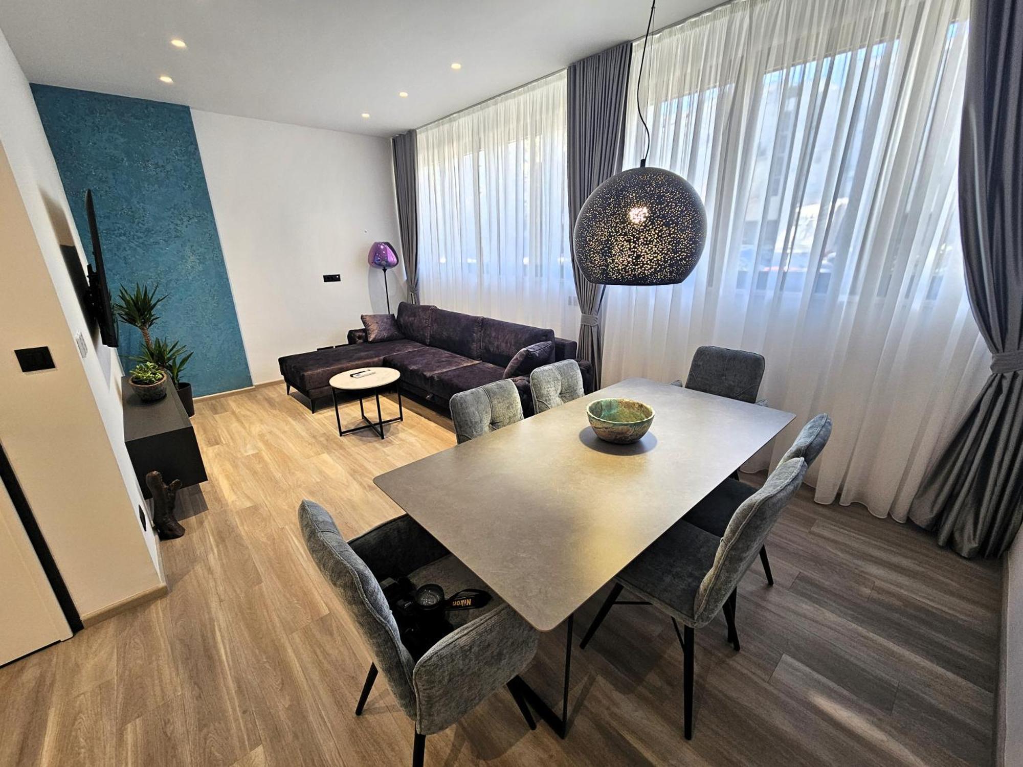 At 8 Apartmán