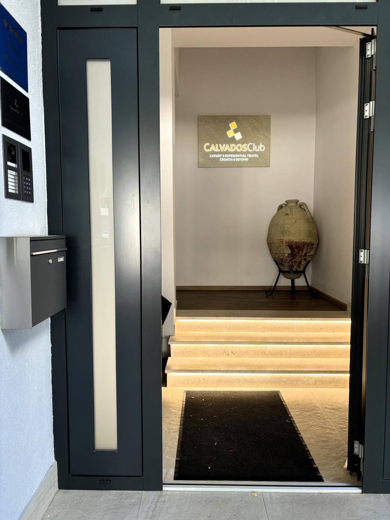 Apartmán At 8 *